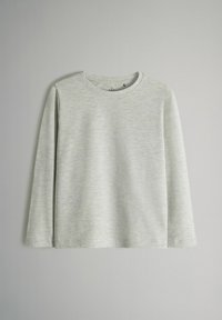 Lichtgrijze langesleeve t-shirt gemaakt van zachte, textuurstof met een ronde hals en gestikte zoom, met een subtiel gemarmerd patroon.