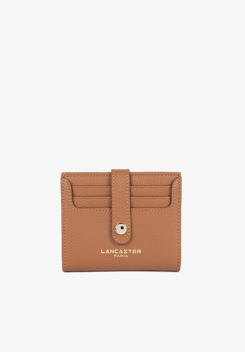 Portefeuille compact en cuir marron avec sangle à bouton-pression, emplacements pour cartes et logo "Lancaster Paris" en lettres dorées.