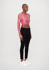 Versace Jeans Couture Topper langermet - rosa