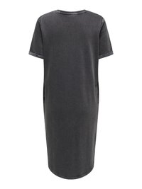 Grijze katoenen jurk met korte mouwen, zijzakken en een afgeronde halslijn. De zoom is recht, met opgerolde mouwboorden als detail.