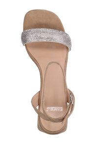 Sandalo con tacco alto in suede beige, dotato di una larga fascetta argentata scintillante sulla parte anteriore e di una sottile fascia alla caviglia con chiusura a fibbia.