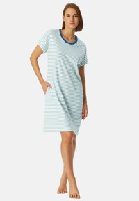 Camicia da notte a righe in azzurro chiaro con dettagli blu scuro. Maniche corte, vestibilità comoda, realizzata in tessuto morbido. Presenta tasche laterali.