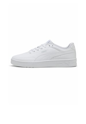 Baskets basses blanches Puma avec semelle en caoutchouc, lacets à l'avant et logo Puma cousu sur le côté et le talon.