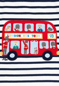 Rotes gesticktes Doppeldeckerbus mit buntem "LONDON BUS TOUR"-Text, umfasst Cartoon-Passagiere, gestreifter Hintergrund in Marineblau und Weiß.