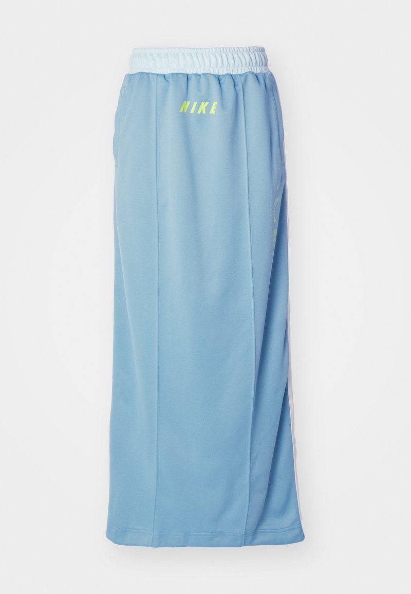 Gonna Nike azzurro chiaro con vita elasticizzata e logo giallo, caratterizzata da un taglio rilassato e tasche laterali.