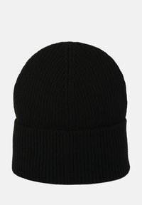Berretto di maglia nero con texture verticale a coste, cima arrotondata e risvolto. Realizzato in un materiale morbido e elastico per una vestibilità aderente.