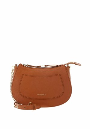 Borsa a tracolla di pelle marrone a forma di mezzaluna con tasca frontale, tracolla a catena dorata e chiusura con cerniera.