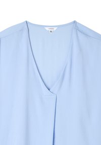 Blusa azzurro chiaro a scollo a V con maniche corte, texture liscia e dettagli di cucitura sottili. L'etichetta del marchio riporta "Terranova" con taglia XL e 2XL.