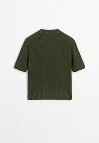 Olivengrøn strikket sweater med korte ærmer, ribbet tekstur, rund halsudskæring og kontrasterende ribbet kant. Sømme detalje ved skuldrene.