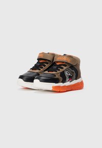 Sneakers de copii, negre și maro, de tip mid-top, cu accente portocalii, având un grafic cu dinozaur și curea cu arici. Talpă din cauciuc pentru aderență.