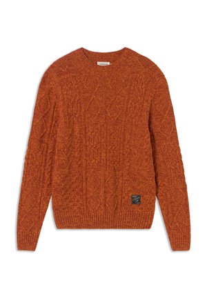 Roestoranje kabelgebreide trui met lange mouwen, ronde hals en een klein zwart merklabel dicht bij de zoom aan de voorkant, rechts.