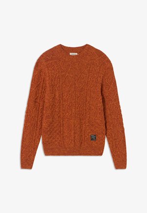 Roestoranje kabelgebreide trui met lange mouwen, ronde hals en een klein zwart merklabel dicht bij de zoom aan de voorkant, rechts.