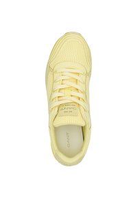 Gelbe Sneaker mit einem Mesh-Obermaterial, runder Zehenpartie und Schnürdesign. Verfügt über eine strukturierte Oberfläche und eine markierte Innensohle.