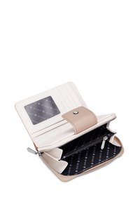 Beige a krémová peněženka z kůže. Má sloty na karty, průhledné okno na doklady, zipovou kapsu a vzorované vnitřní provedení.