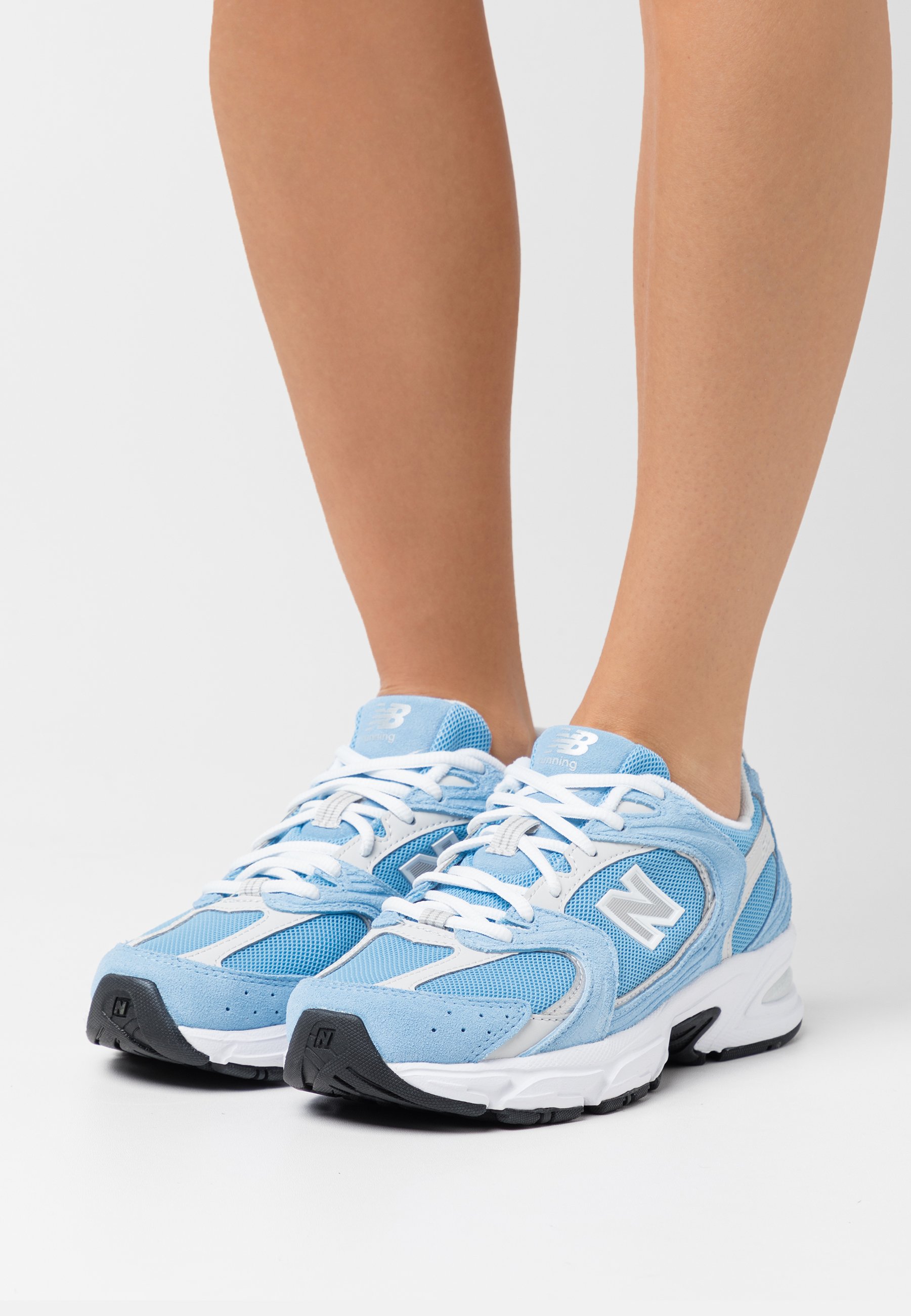 new balance bleu clair