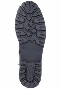 Suola di scarpa in gomma nera con un motivo di battistrada robusto, caratterizzata da forme geometriche sollevate e il marchio "remonte" nella sezione centrale. Taglia 37.