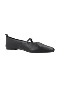 Zapato plano de cuero negro con puntera afilada, diseño minimalista, una pequeña correa a través del empeine y un tacón bajo y robusto.