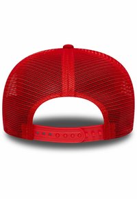 Rote Netz-Cap mit strukturierter Form, ausgestattet mit einem Kunststoff-Druckverschluss auf der Rückseite. Glatte Textur, Belüftungslöcher überall.
