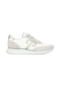 Scarpa atletica bianca e grigia con texture in suede, dettagli in pelle liscia, design curvo e suola in gomma. Presenta cuciture decorative.