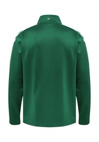 Polo à manches longues en tissu vert avec une texture lisse, doté d'un col montant et d'accents de rayures blanches sur les épaules.