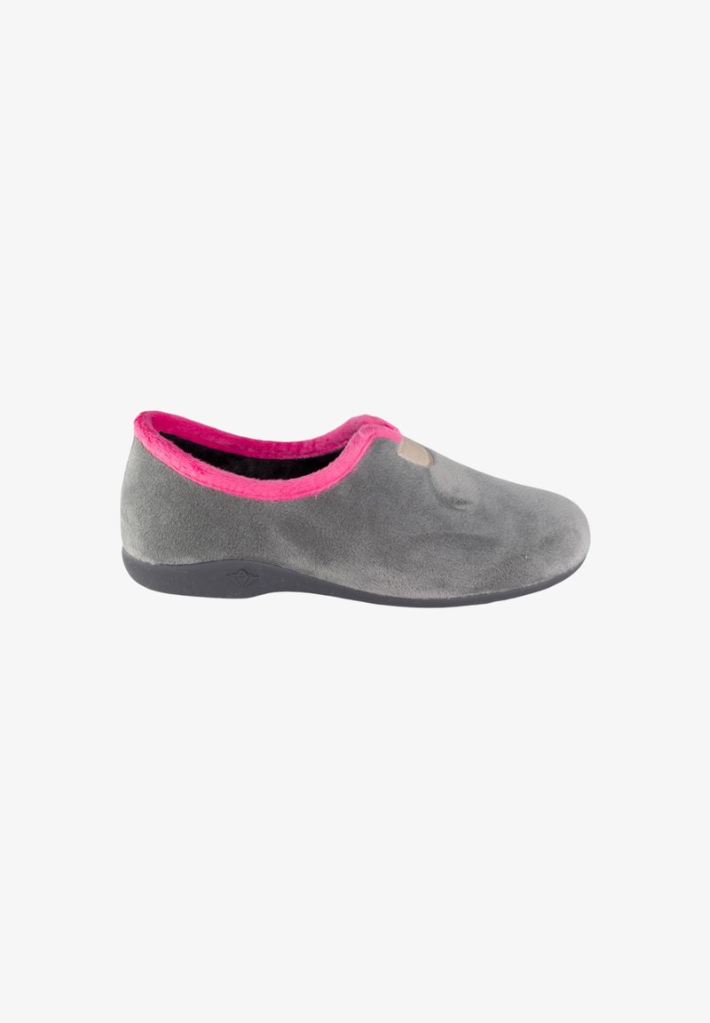Pantufla gris hecha de un tejido suave con un cuello rosa; presenta una puntera redondeada y una suela de goma negra. Textura lisa con un mínimo de detalles.