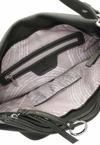 Borsa in pelle nera con texture, aperta per mostrare la fodera interna in tessuto viola chiaro con testo stampato e tasca interna con cerniera.
