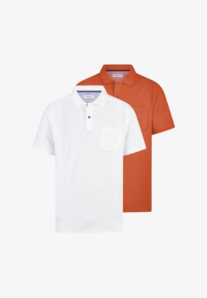 Twee polo's met korte mouwen, één wit met een marineblauwe binnenkraag en één roestbruin, elk met een borstzak aan de voorkant.