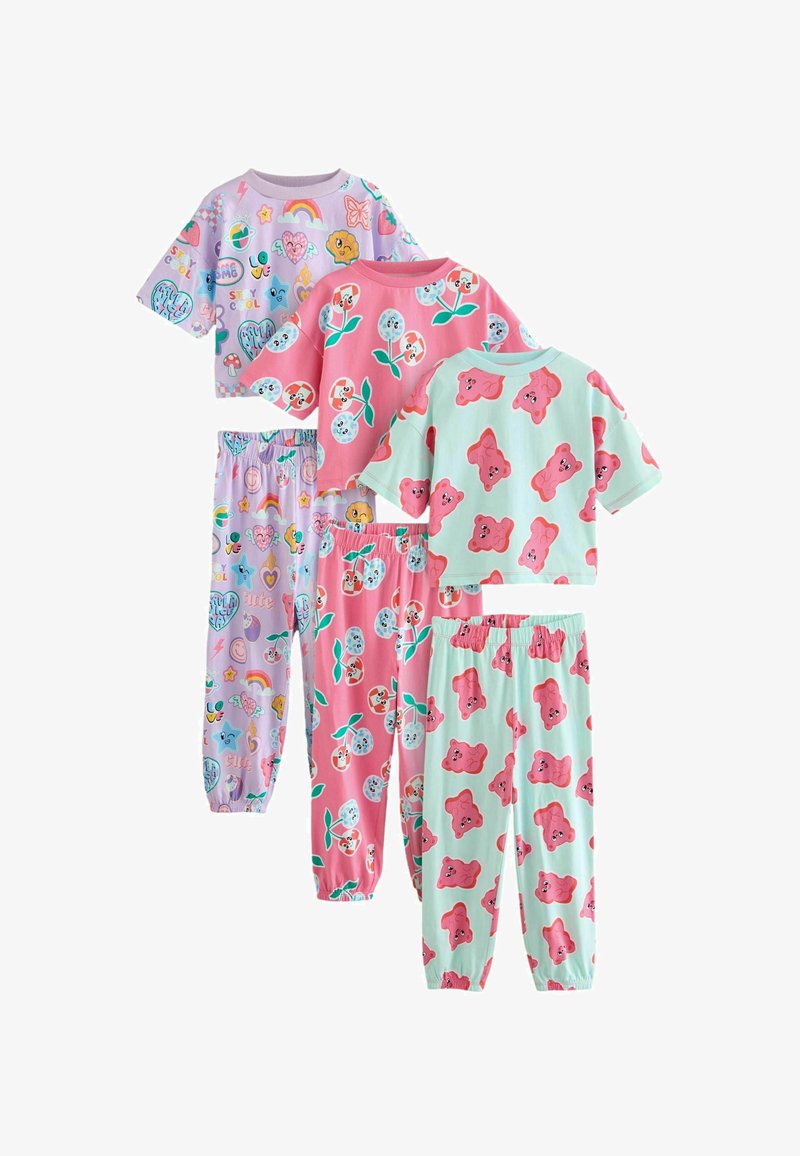 Trois ensembles de pyjamas colorés pour enfants avec des hauts à manches courtes et des pantalons à taille élastique, présentant des motifs d’ours, de fleurs et d’arcs-en-ciel.