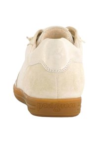 Weisse Wildlederschuhe mit einem glatten, glänzenden Fersenpanel. Mit einer braunen Gummisohle und geprägtem "paul green" Branding an der Ferse.