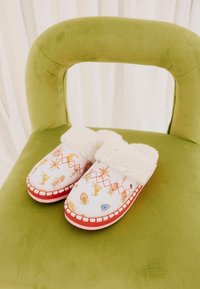 Never Fully Dressed Pantuflas - cream