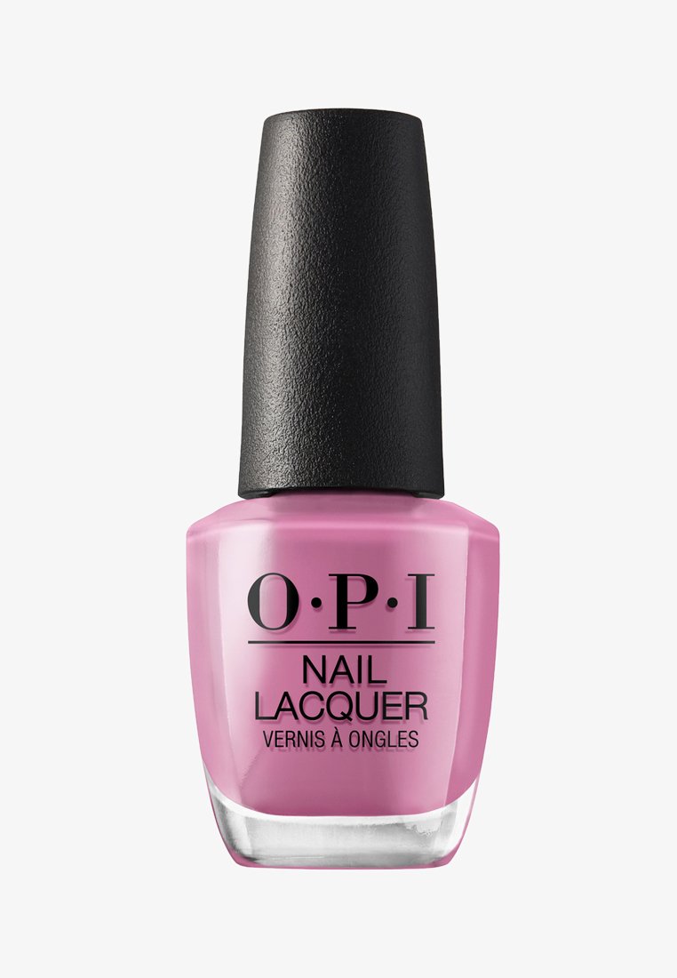 Vernis à ongles OPI dans une teinte rose douce, flacon en verre carré avec un capuchon noir plat, portant le nom de la marque en lettres noires en gras.