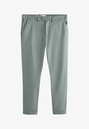 Schmal geschnittene hellgraue Chino-Hosen mit Knopf- und Reißverschluss vorne, Gürtelschlaufen und seitlichen Taschen, auf weißem Hintergrund gezeigt.