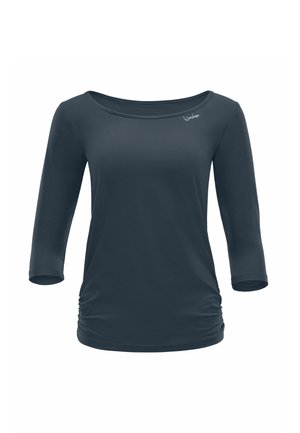 Tmavosivá dámska košeľa s dlhým rukávom, lodičkovým výstrihom, jemným bočným záhybom a malým bielym logom na ľavom ramene.