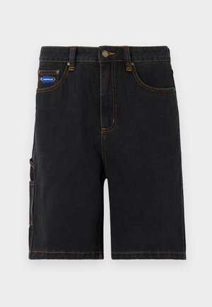 Calções de ganga pretos com bolsos frontais, um bolso lateral tipo cargo e costuras laranjas. Apresenta um fecho de botão metálico e um patch com a marca.