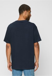 Mister Tee RETRO POSTER - T-shirts med print - navy