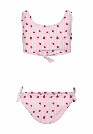 Różowy dwuczęściowy strój kąpielowy w pionowe paski z czerwonym wzorem truskawek, z wiązaniami na supeł na przodzie góry i z obu stron dołu.