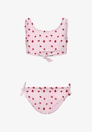 Różowy dwuczęściowy strój kąpielowy w pionowe paski z czerwonym wzorem truskawek, z wiązaniami na supeł na przodzie góry i z obu stron dołu.