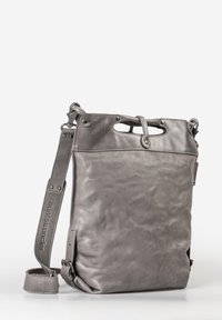 Borsa a tracolla in pelle grigia con finitura testurizzata, manici superiori, tracolla regolabile e dettagli in metallo. Presenta una forma rettangolare moderna.