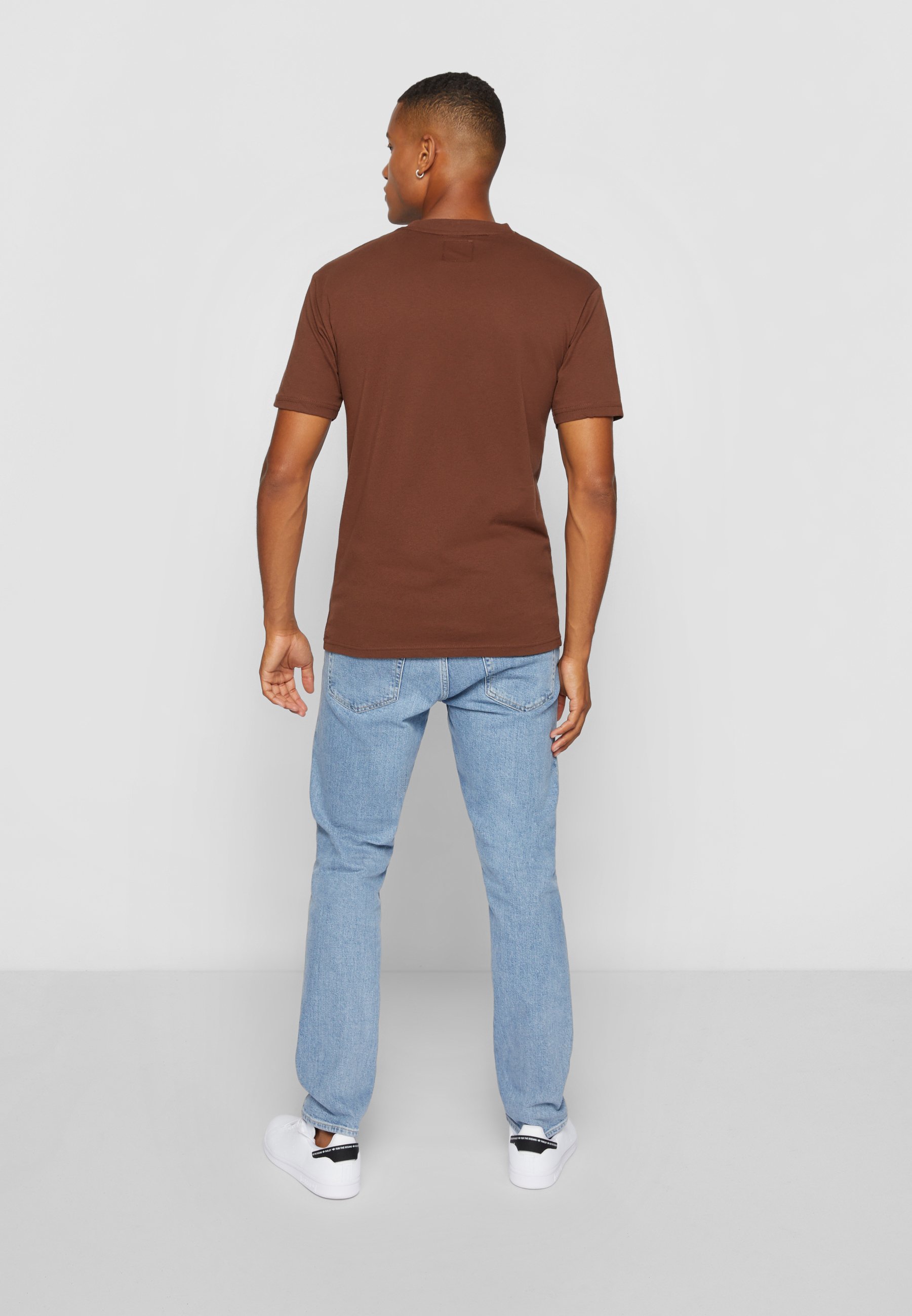 burgundy shirt with light blue jeans