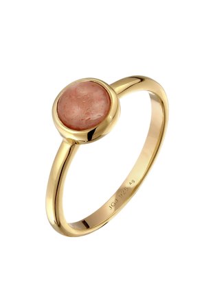 Guldring med en glat, rund pink ædelsten sat i en enkel fattet bezel, poleret bånd med gravering indvendigt.