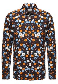 Camisa floral con un fondo marrón oscuro, con flores en naranja, azul y blanco. Diseño con cuello, cierre de botones y mangas largas.