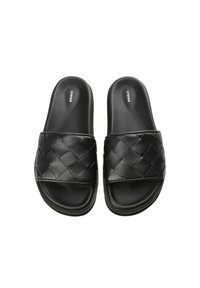 Infradito neri con una fascia intrecciata testurizzata e una soletta liscia. Presentano una suola piatta e un design open-toe.