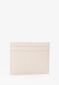 Portacarte in pelle beige con quattro scomparti, design minimalista, texture liscia e dettagli di cuciture sottili. Compatto e funzionale.