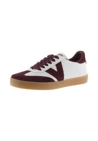 Sneaker med ovandel i vitt läder och bourgognefärgade mockadetaljer, rund tå, snörning och sula av gummigummi.