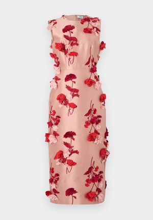 Mouwloze lichtroze midi-jurk met rode en roze 3D bloemenapplicaties verspreid over de voorkant en zijkanten, getailleerde taille, ronde halslijn.