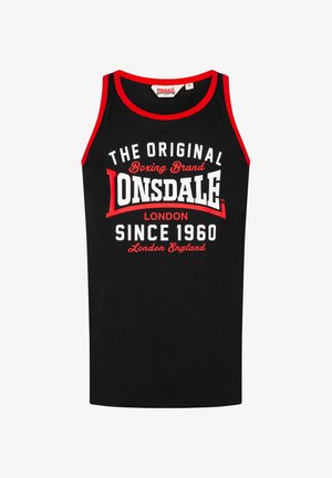 Čierna tielko s červeným lemovaním, s odvážnym bielym a červeným nápisom: "ORIGINÁLNA BOXERSKÁ ZNAČKA LONSDALE LONDÝN OD ROKU 1960." Bavlnený materiál, neformálny dizajn.