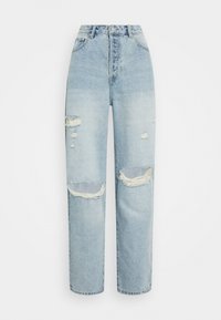 Jeans de lavagem azul clara, de cintura alta, feitos de denim, com grandes remendos desgastados e bordas desfiadas, design de perna reta e estilo clássico de cinco bolsos.