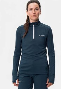 Μπλε ναυτικό, μπλούζα μακρυμάνικη με ψηλό γιακά και φερμουάρ, με λευκή διακοσμητική λεπτομέρεια στο φερμουάρ, κατασκευασμένη από ελαστικό ύφασμα, με λογότυπο στο αριστερό στήθος.