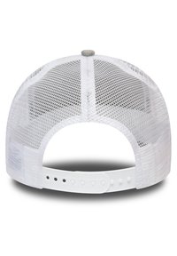 Gorra blanca con malla en la parte posterior y una correa ajustable blanca sólida. Presenta una corona redondeada y un botón en la parte superior; tela transpirable para ventilación.