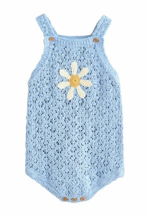Svetlomodrý pletený detský overal s ramennými popruhmi, drevenými gombíkmi a stredovým vzorom bielej a žltej margarétky.